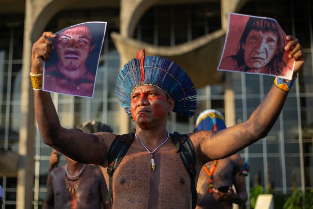 Indígenas de los estados amazónicos de Pará y Amapá marchan al Ministerio de Justicia en Brasilia, en protesta por las invasiones de sus territorios y los recientes asesinatos de líderes indígenas. Foto: Tiago Miotto / CIMI.