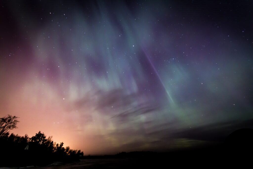 Verde, azul y morado, esta imagen muestra alguno de los colores de las auroras, foto por Mats Forss.