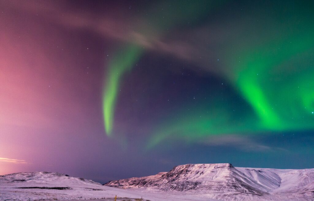 Auroras Boreales en las montañas de Islandia. Sin duda, uno de los lugares más increíbles para verlas. Foto por Mike Swigunski.