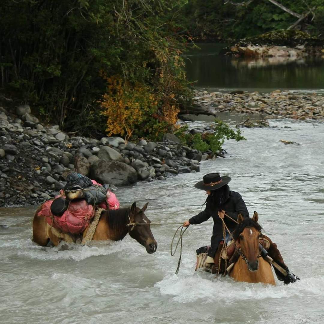 Natalia Ibañez badeando uno de los rios de Futaleufu. Créditos: ©Franco Davico