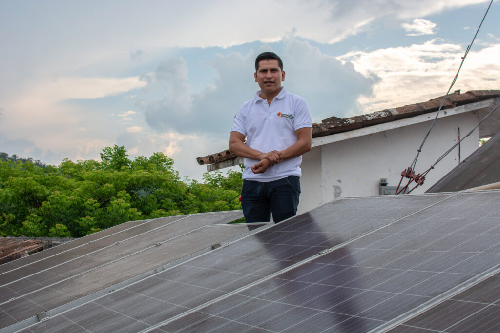 Ofelio en el edificio central de formación de la Unión de Cooperativas Tosepan, donde se han instalado nueve paneles solares en un sistema autónomo. Foto: Alma Xochitl Zamora
