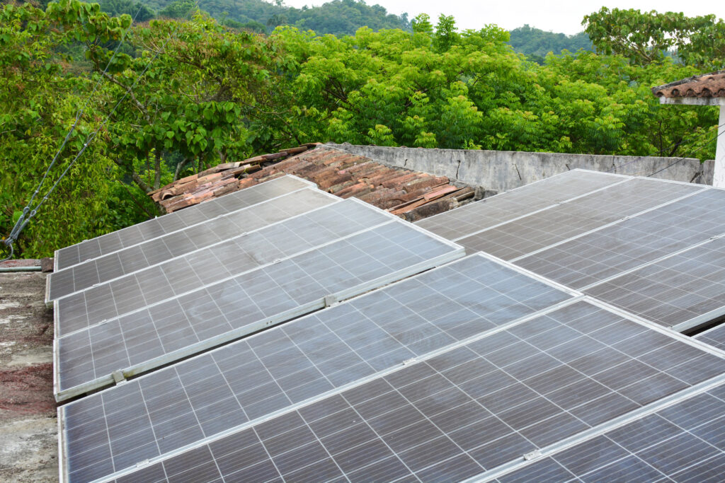 Paneles solares instalados en Tosepan Kaltaixpetaniloyan, centro de formación de la Unión de Cooperativas Tosepan en el Municipio de Cuetzalan, Puebla. Foto: Alma Xochitl Zamora