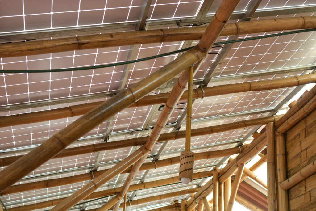 Paneles solares instalados en Tosepantomin, cooperativa de ahorro y crédito de la Unión de Cooperativas Tosepan en el Municipio de Cuetzalan, Puebla. Foto: Alma Xochitl Zamora