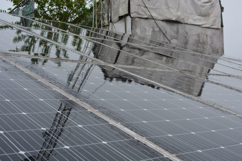 Paneles solares instalados en Tosepantomin, cooperativa de ahorro y crédito de la Unión de Cooperativas Tosepan en el Municipio de Cuetzalan, Puebla. Foto: Alma Xochitl Zamora