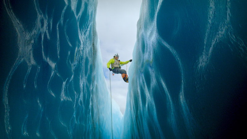  Hombre bajando por una grieta de glaciar. Cortesía de CNN