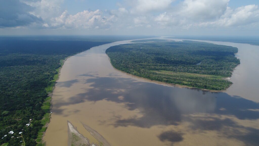 Desembocadura de la quebrada Matamata en el río Amazonas. Al fondo, la isla Mocagua. Foto: PNN Amacayacu