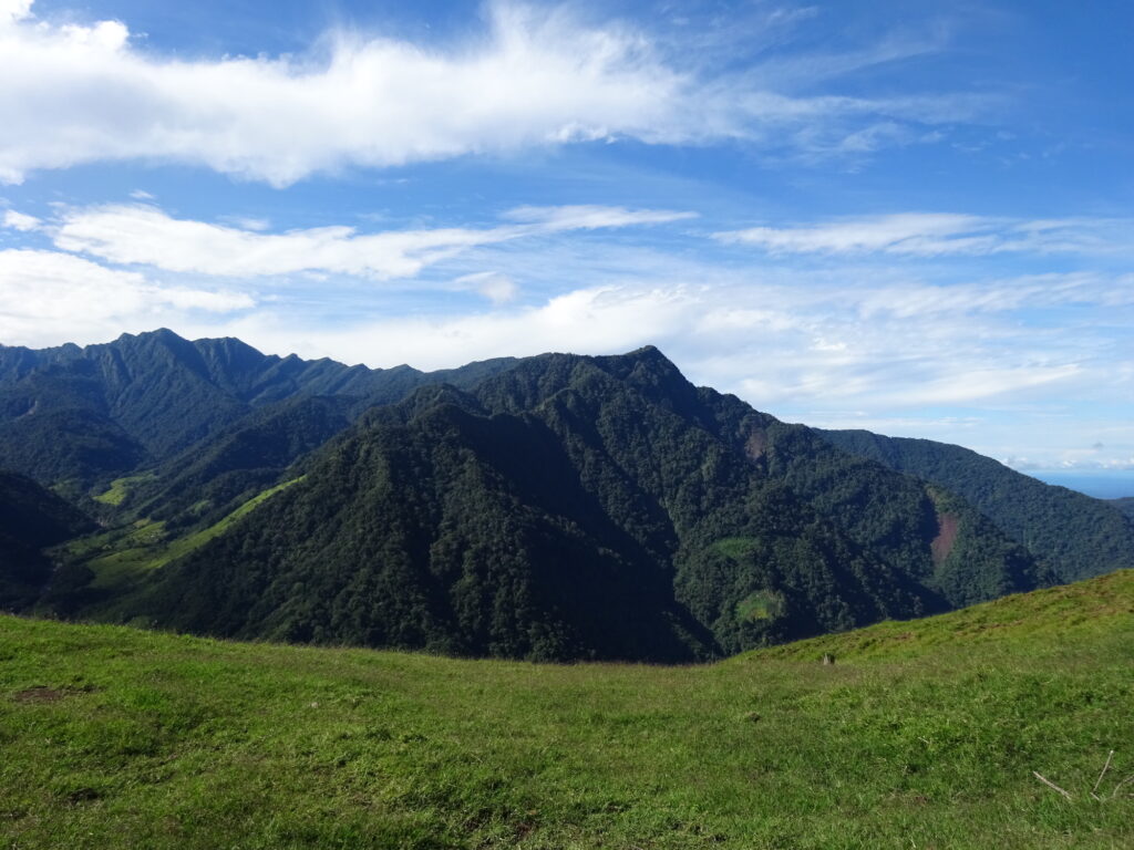 Cadena de montañas del ACR Codo del Pozuzo. Foto: Stefany Salcedo / IBC.