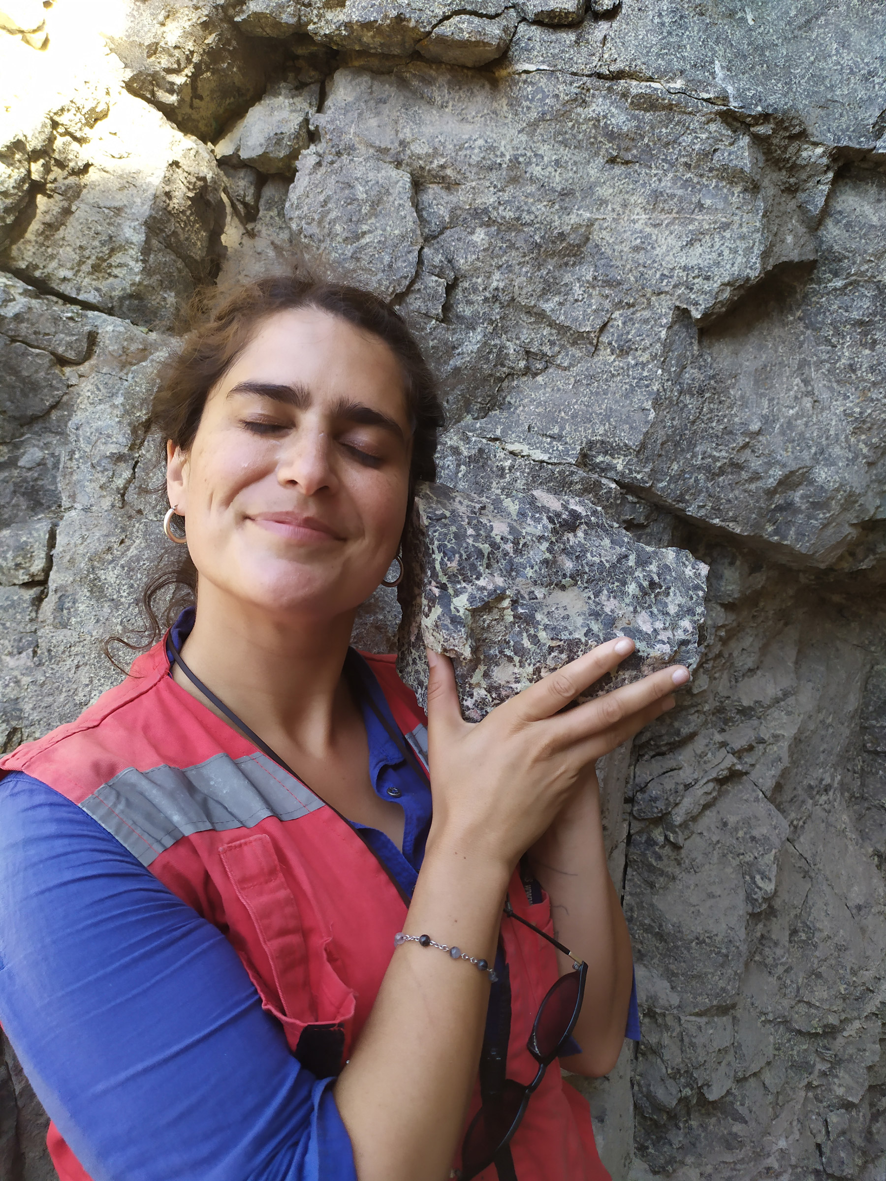 Irene Del Real, geóloga que estudia el origen de depósitos de minerales. Foto por Gisella Palma