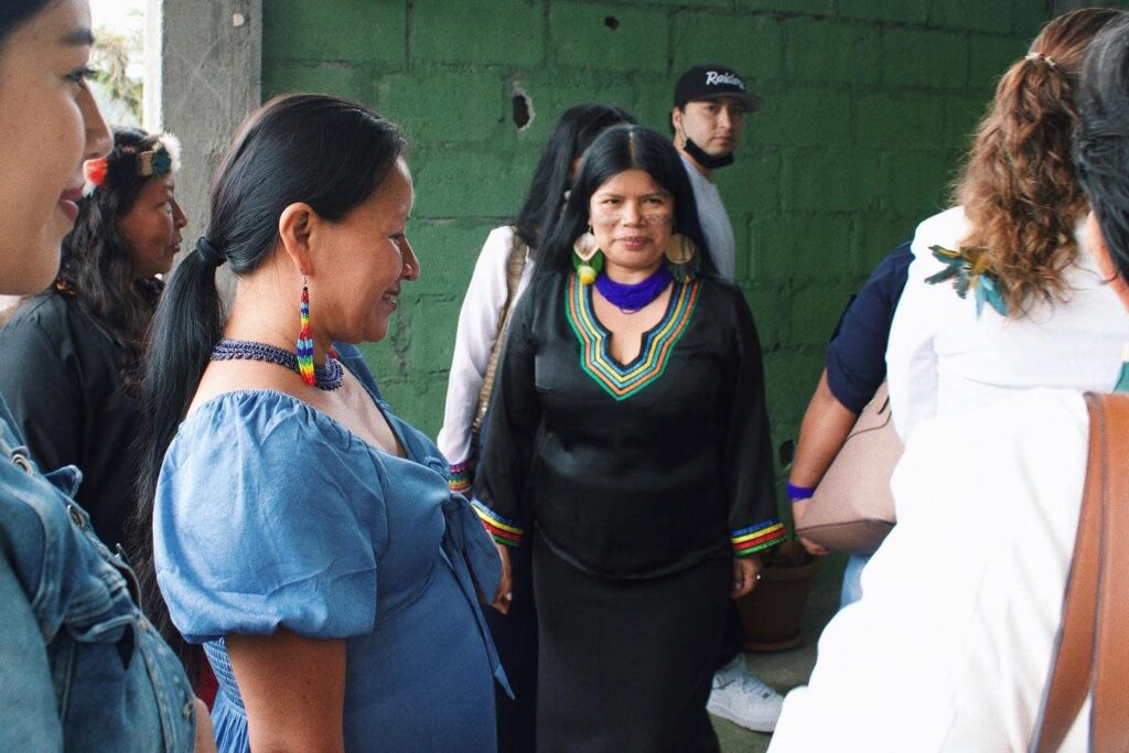 Patricia Gualinga (centro) durante la inauguración de la Casa de Mujeres Amazónicas. Foto: Mujeres Amazónicas.