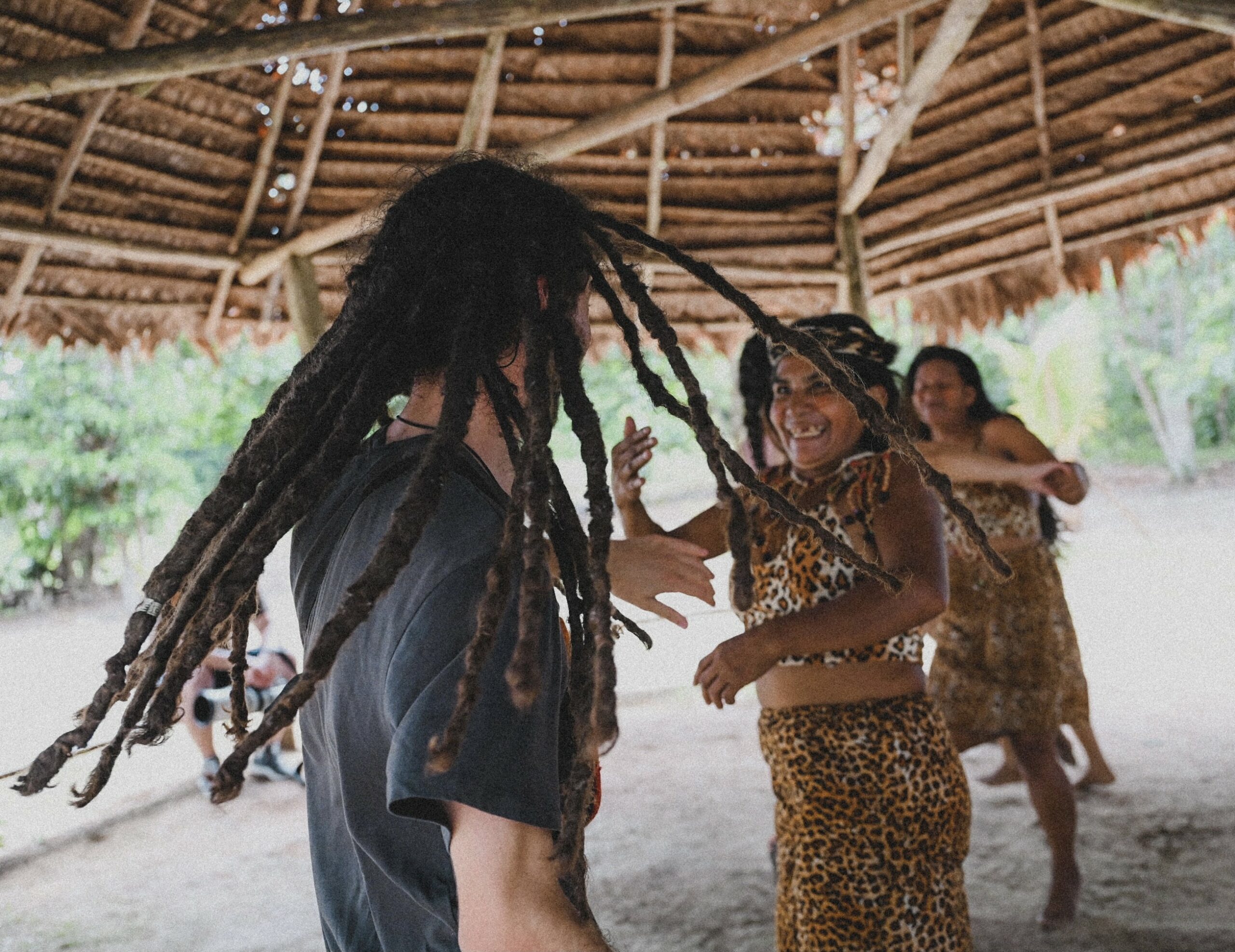 Bailando con jíbaros, Perú. Foto por Josefina Polanco)