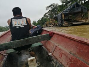 Se trata de al menos 60 dragas dispersas en 38 kilómetros del río Cenepa. Hace dos meses, los dirigentes awajún habían detectado 39 en el mismo tramo del río. Foto: Fuentes locales.