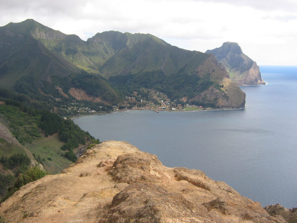 Vista hacia Robinson Crusoe desde la montaña. Wikimedia Commons