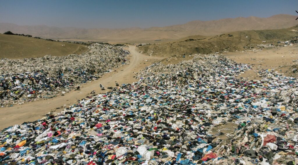 Vertedero de ropa en el desierto de Atacama. Créditos: ©Martín Bernetti