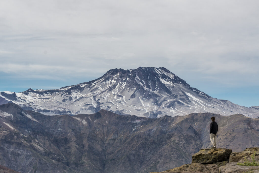 Martin Lecanda mirando al volcán Descabezado Grande. Créditos: Agustín Lizana
