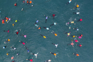 cardumen-de-mujeres-nadando-foto-por-Ana-Elisa-Sotelo
