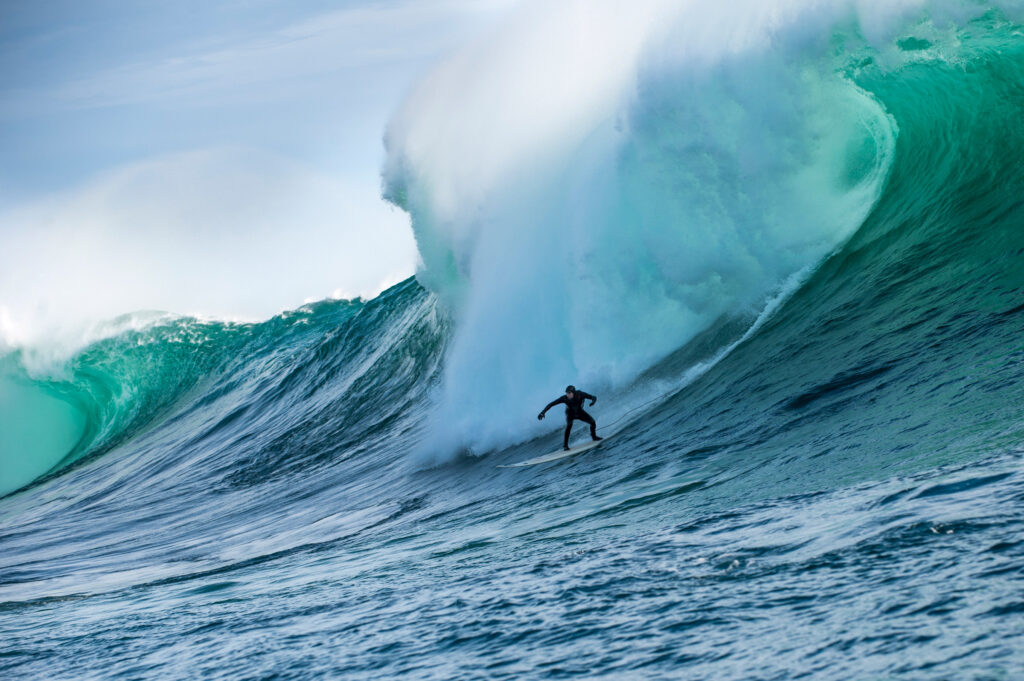 Diego Medina surfeando. Créditos a @dg_imagen