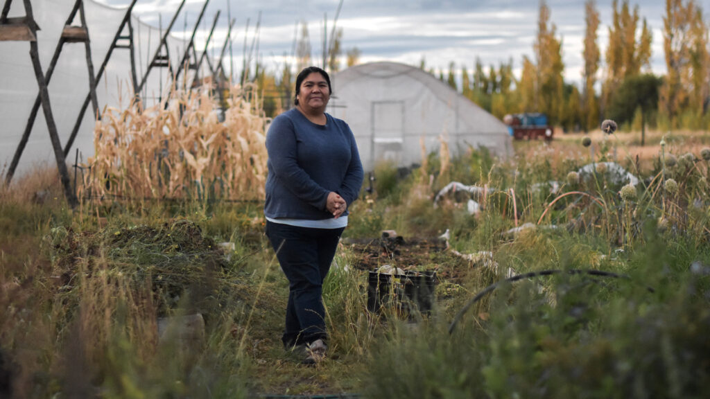 Gloria Becerra, más conocida como Yoyi, en el Parque Nacional Patagonia. Ella es una de las Anfitrionas de la Ruta de los Parques y productora de hortalizas. Créditos: Fundación Rewilding Chile