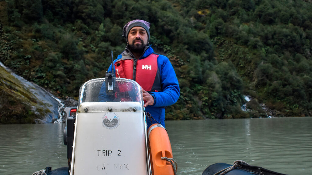 Adonis Acuña es uno de los Anfitriones de la Ruta de los Parques, de la cápsula Parque Nacional Queulat. Es guía turístico de paseo en bote, mostrándole a los visitantes la belleza única y rica biodiversidad de lugar. Créditos: Fundación Rewilding Chile. 