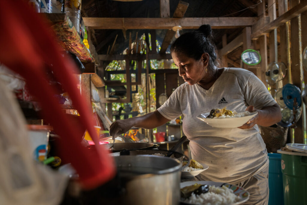 Clara Gonzáles prepara un plato con pescado fresco en su casa, en la comunidad Tres Esquinas, a orillas del río Putumayo. Créditos: Diego Pérez / SPDA / Conservación Internacional Perú