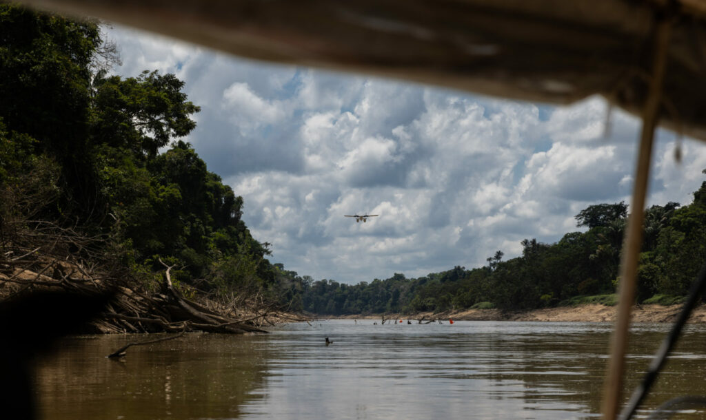 El hidroavión del equipo despega sobre el río Yaguas. En esta época del año resulta un poco complicado aterrizar por lo bajo que está el nivel del río. Créditos: Diego Pérez / SPDA / Conservación Internacional Perú
