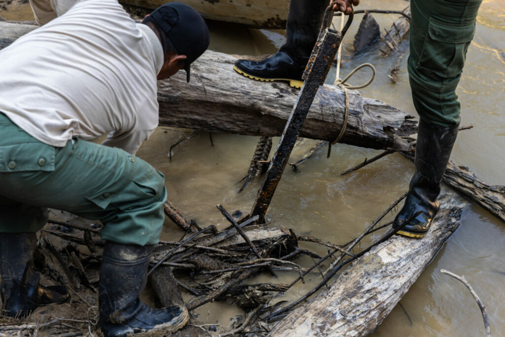 Guardaparques retiran un ancla de la palizada. Esta ancla perteneció a una draga utilizada para extraer oro del río Yaguas poco antes de ser declarado Parque Nacional. Créditos: Diego Pérez / SPDA / Conservación Internacional Perú
