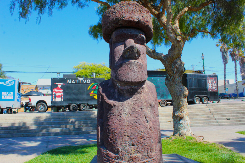 Moai de la ciudad de Caldera. Este Moai fue regalado por el pueblo de Rapa Nui a Caldera en 1981. Esto dedibo a que el balneareo se encuentra justo al frente de la isla. Créditos: ©Tamara Nuñez