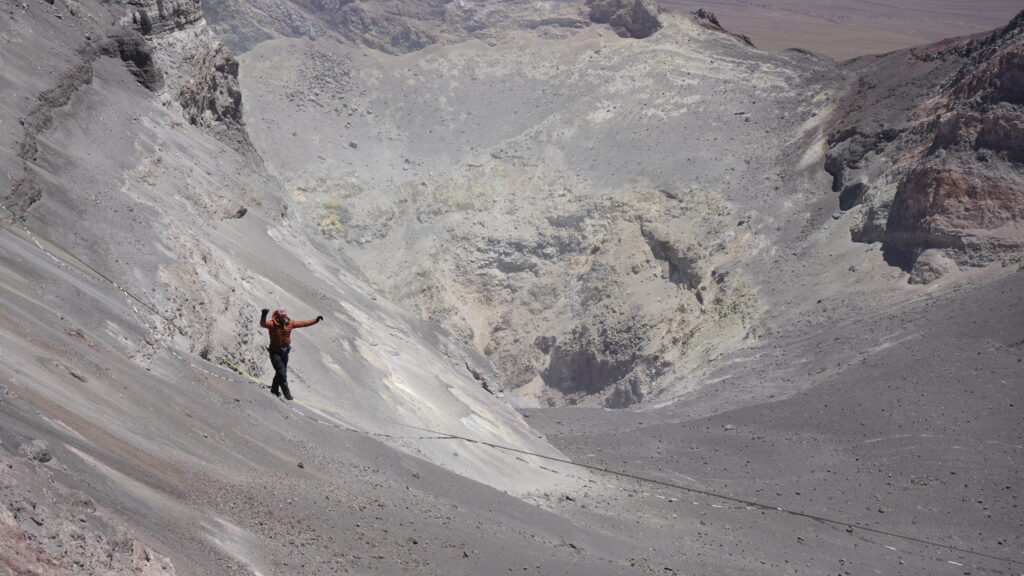Matias Grez haciendo highline en la cumbre del volcán Lascar. Foto: Bernardita Lira