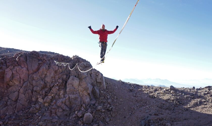 <strong>Chilenos logran Récord mundial de highline en el volcán más alto del mundo</strong>