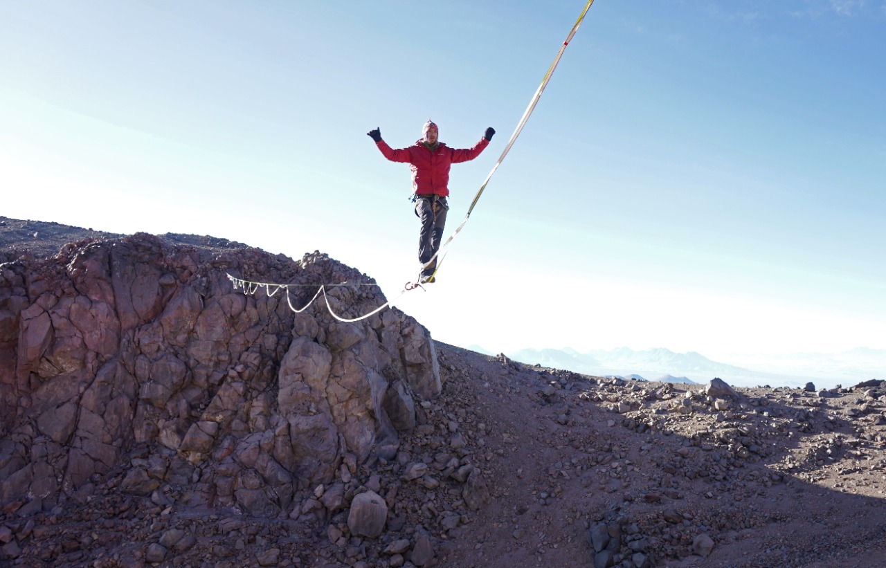 <strong>Chilenos logran Récord mundial de highline en el volcán más alto del mundo</strong>