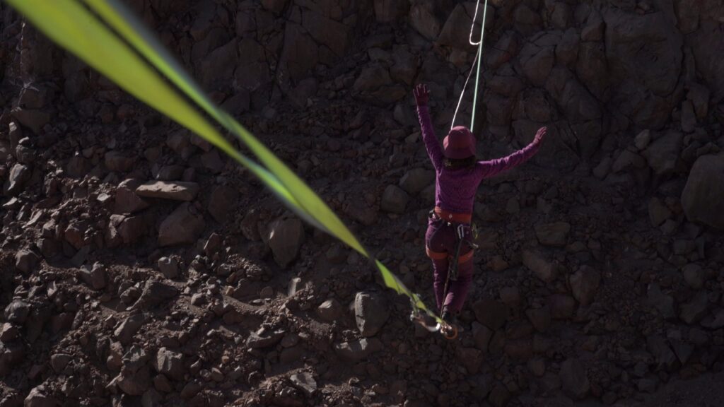 Bernardita Lira haciendo highline en el volcán Licancabur. Foto: Matias Grez