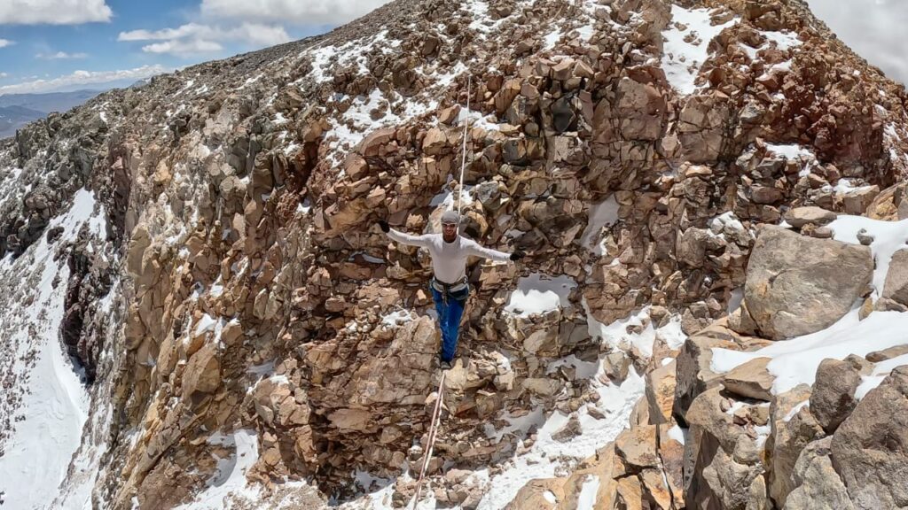 Matias Grez haciendo el record de highline en el volcán Ojos del Salado. Foto: Bernardita Lira