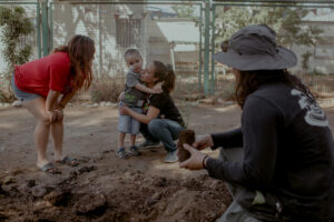 Niños y niñas del Hospital Sótero del Río que visitan a menudo el sector del Trapa Trapa. Créditos: Symbiotica.