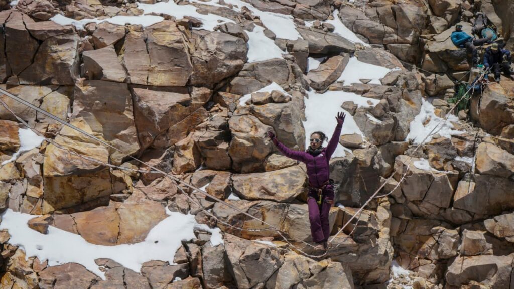 Bernardita Lira haciendo highline en el volcán Ojos del Salado. Foto: Matias Grez