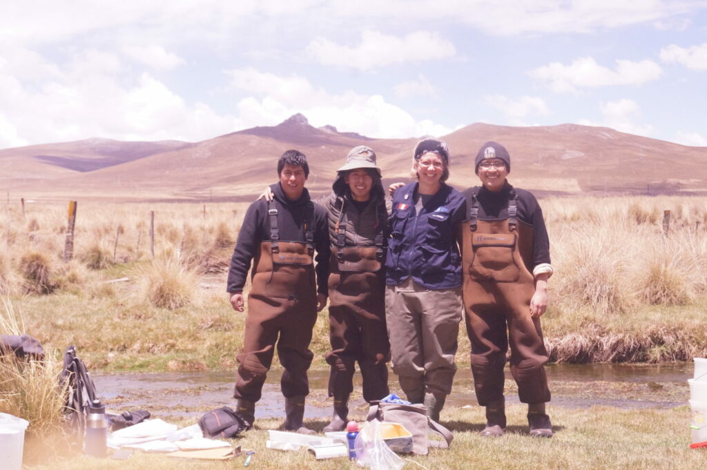 El equipo del Grupo RANA en pleno trabajo de campo. Foto: Cortesía Luis Castillo.
