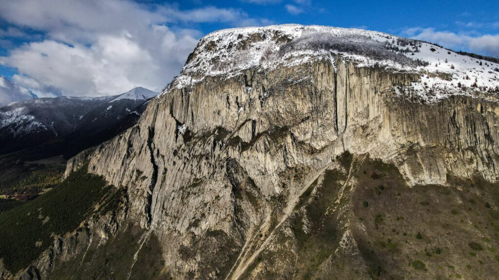 El Cerro Divisadero posee una gran vista panorámica del Valle del Río Simpson-Huemules y del Río Coyhaique. Subir desde el centro de esquí El Fraile es un paseo sencillo que todos pueden disfrutar. Créditos: Benjamín Camus