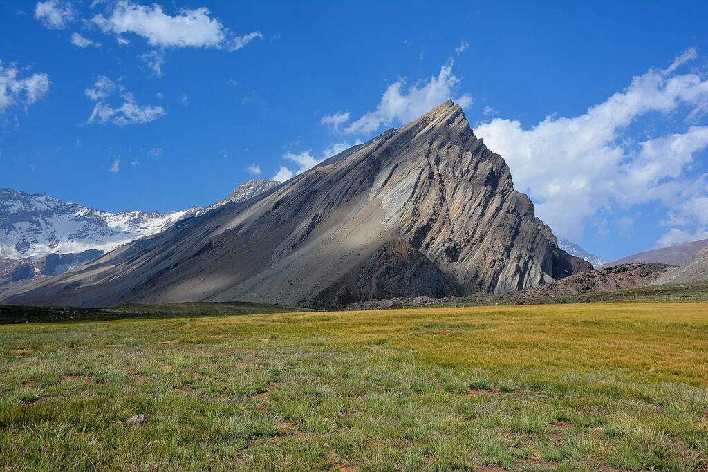 Cerro Bizcocho, cadena montañosa que se forma en la conjunción de la quebrada del Perdido con el valle del río Colorado. Créditos: Ximena Salazar. 