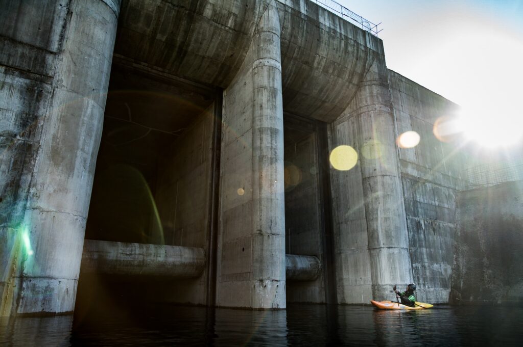 Obras abandonadas del portal de entrada de la central hidroeléctrica,
durante el rodaje del documental “Río Sagrado”. Créditos: Carlos Lastra (2017).