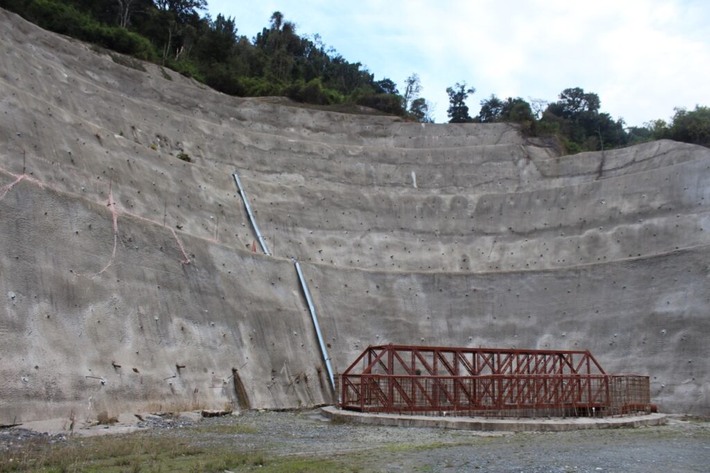 Obras abandonadas del pique de compuertas del desagüe de la central

hidroeléctrica. Créditos: Bastián Oñate (2016).