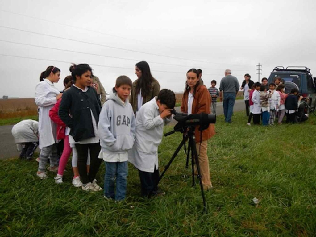Alumnos de escuelas cercanas a Tres Arroyos participan del Festival de bienvenida de los cauquenes, iniciativa para impulsar el conocimiento de estas especies entre las nuevas generaciones. Foto: Pablo Petracci.