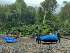 Bajando las balsas al río en Melimoyu/ Alejandra Sáenz