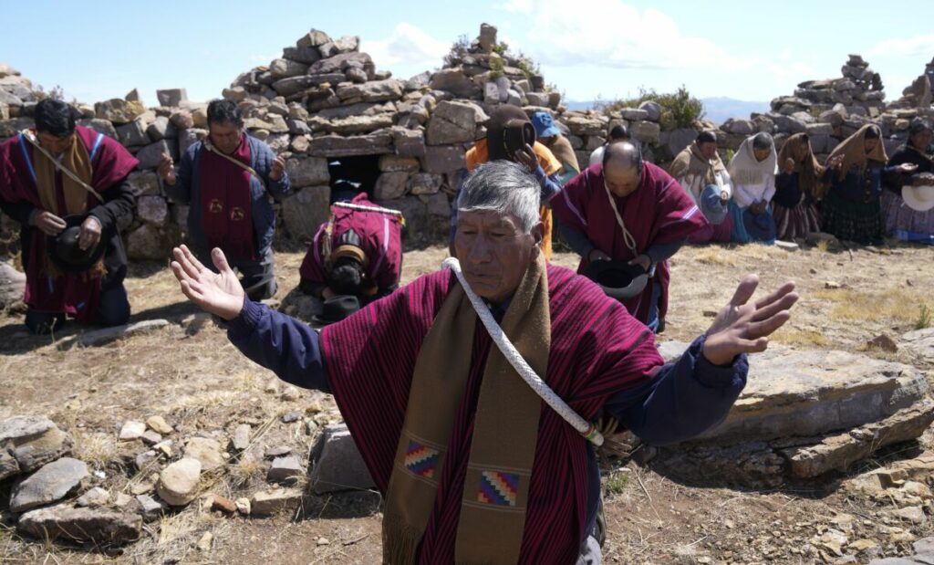 Indígenas aymaras rezan en un llamado a la lluvia en la montaña sagrada Inca Pucará en Chiquipata, Bolivia (noviembre 2022). Créditos: Juan Karita / Associated Press (AP)