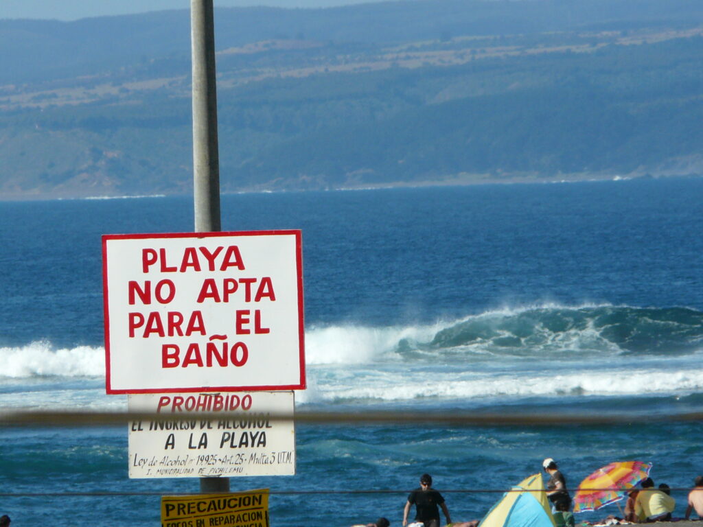 Playa no apta para el baño en Pichilemu. Créditos: Javier Rubilar / Wikimedia Commons