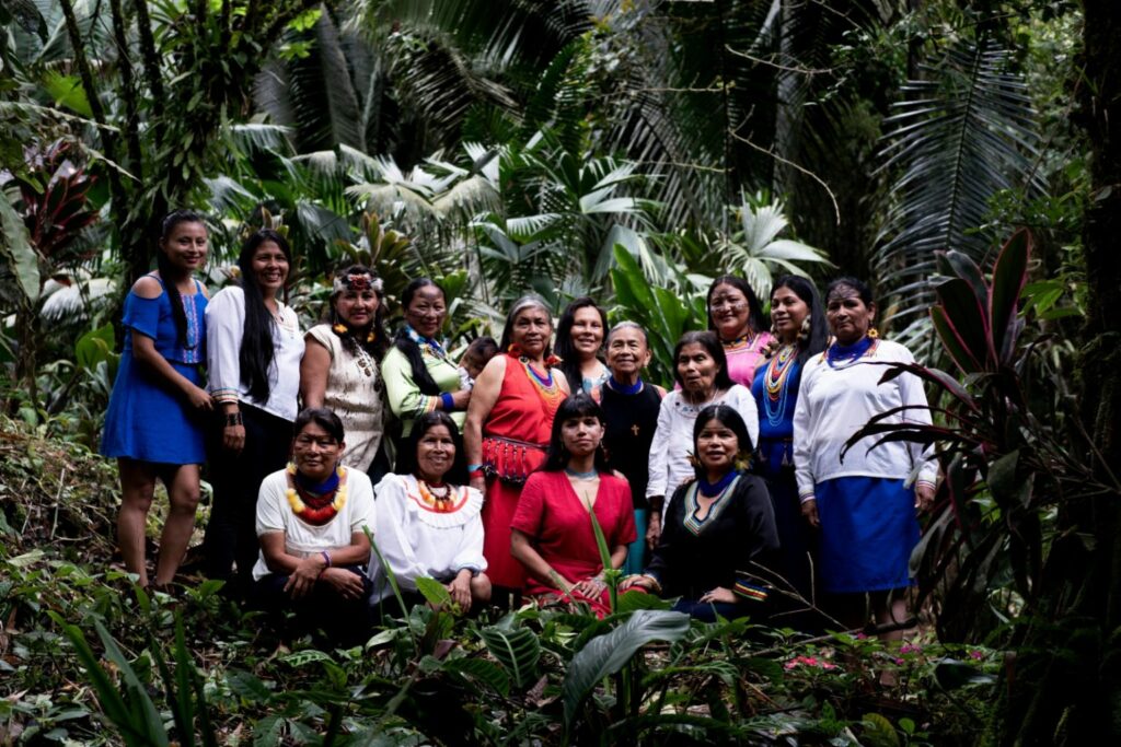 Nina Gualinga (centro) con algunas de las lideresas de Mujeres Amazónicas Defensoras de la Selva. Fotografía tomada el 8 de marzo del 2020. Foto: Alice Aedy