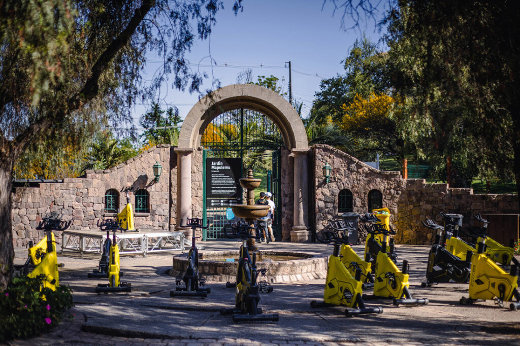 Entrada al Jardín Botánico Mapulemu en el Cerro San Cristóbal. Créditos @parquemet