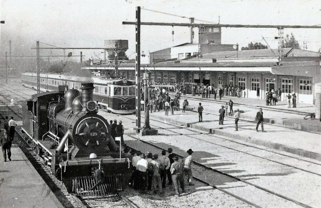 La locomotora y el automotor, inauguración de la Electrificacion de la vía hasta Chillan 10 de Marzo de 1967. Foto de Pivan Urquieta Aquellos Viejos Ferroviarios