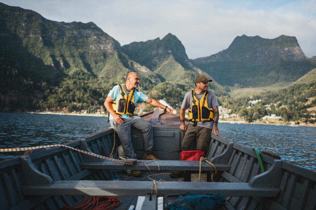 Navegantes en bote ballenero en isla Robinson Crusoe. Créditos: Germán Recabarren