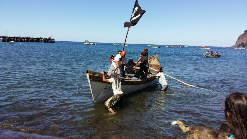 Personas subiendo a un bote ballenero en isla Robinson Crusoe. Créditos: Germán Recabarren
