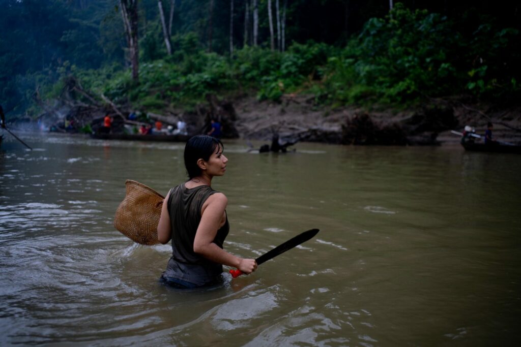 Nina Gualinga pescando en el río Jatunyaku, en Sarayaku, Ecuador. Foto: Alice Aedy