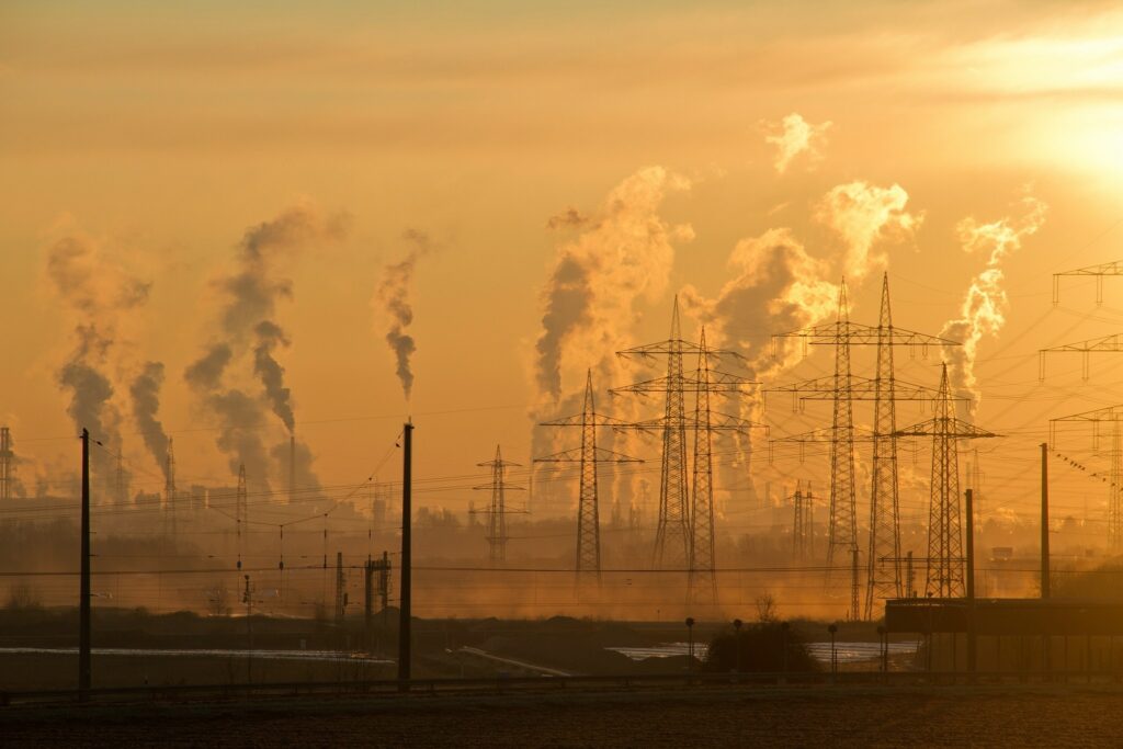 Industrias liberan gases contaminantes. Pexels