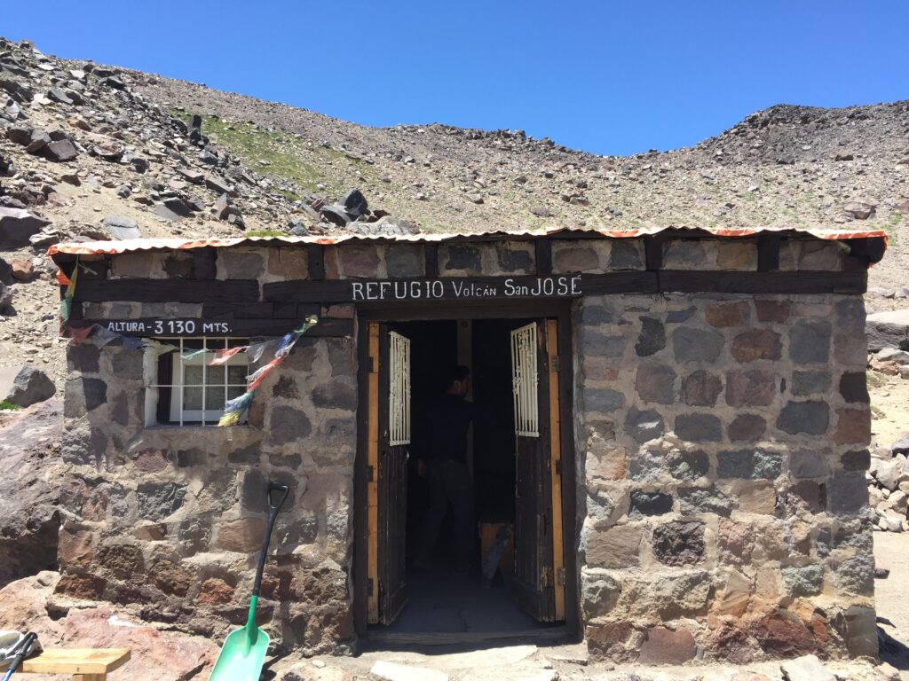Refugio Plantat, en el volcán San José, un clásico para los alpinistas que van a la cumbre. Créditos: ©Matias Rivas